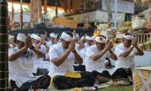 Upacara di pura rambut siwi