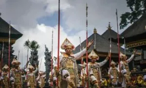 Menyaksikan tari baris jangkang