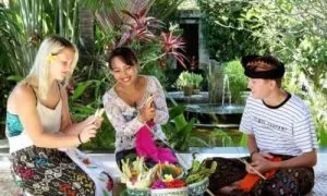 Workshop membuat canang sari